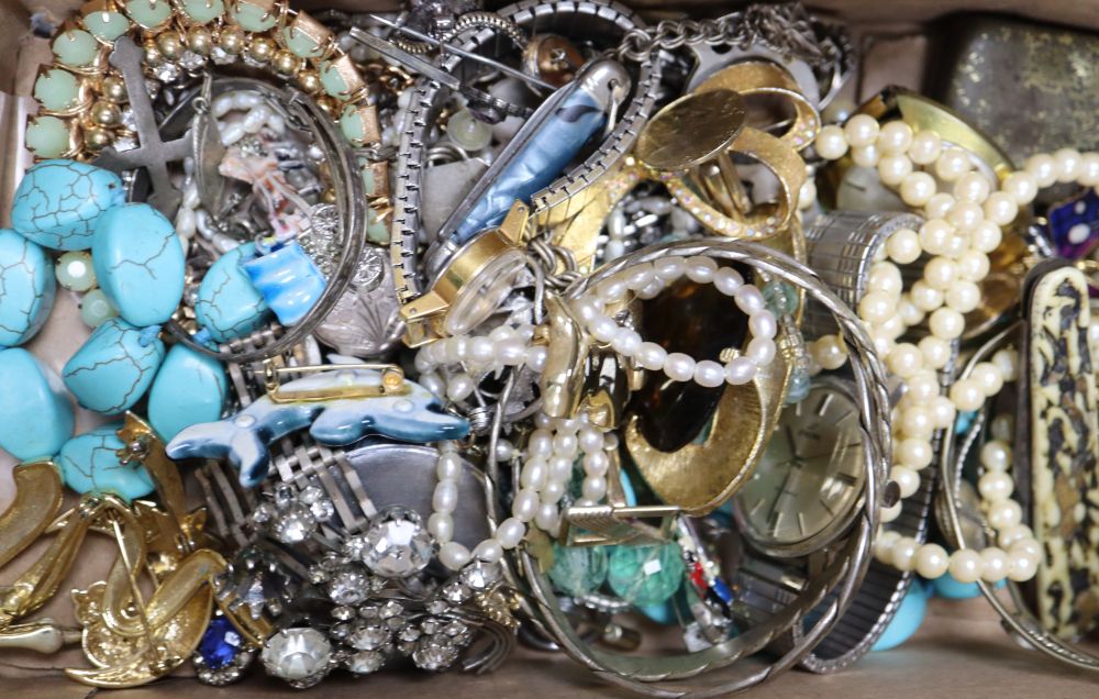 A group of assorted costume jewellery.